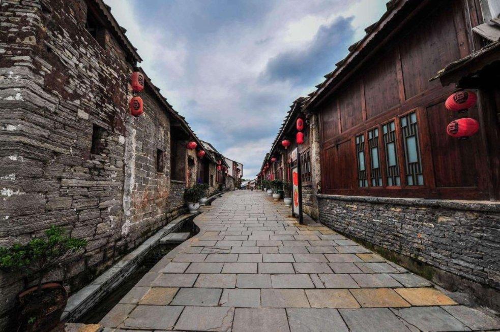 全连剩许三多一个特种兵，马上就可以转士官了，不料父亲让他退伍